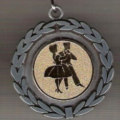 C97 Medalie de Concurs de Dans - cu panglica argintie -marime circa 42x45 mm -greutate aprox. 18 gr -starea care se vede