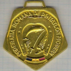 C103 Medalie Federatia Romana de Pentatlon Modern (Locul I ?) -Camp.Rep.Biatlon 1985-marime circa 60x64 mm -greutate aprox.23 gr -starea care se vede