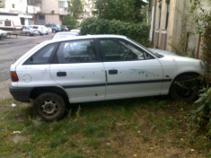 Dezmembrez opel astra F 1994 stare impecabila motor 1400, 4 usi. foto