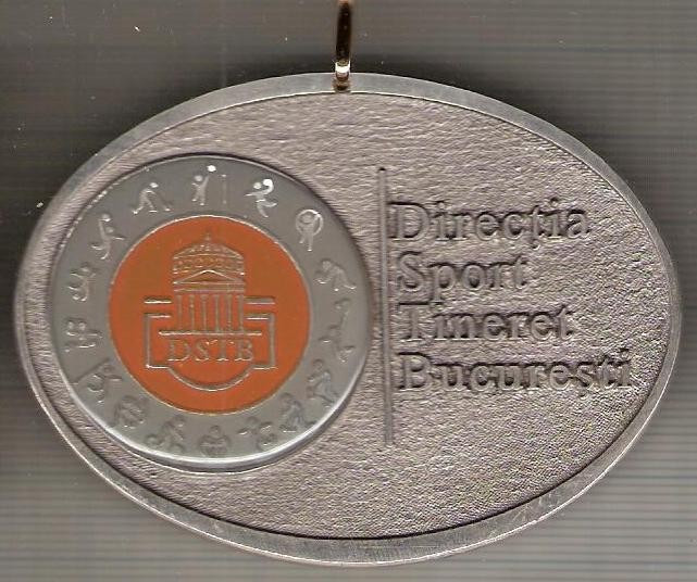 C122 Medalie Directia Sport Tineret Bucuresti -panglica gri -marime circa 58x77 mm -greutate aprox. 58 gr -starea care se vede