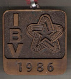 C121 Medalie HANDBAL FEMININ -IBV 1986 (Prietenia) -panglica tricolora a Bulgariei -marime circa 52x57 mm -greutate aprox. 77 gr -starea care se vede