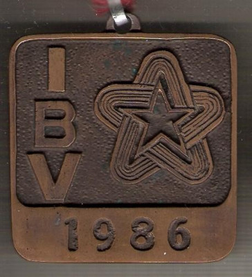 C121 Medalie HANDBAL FEMININ -IBV 1986 (Prietenia) -panglica tricolora a Bulgariei -marime circa 52x57 mm -greutate aprox. 77 gr -starea care se vede foto