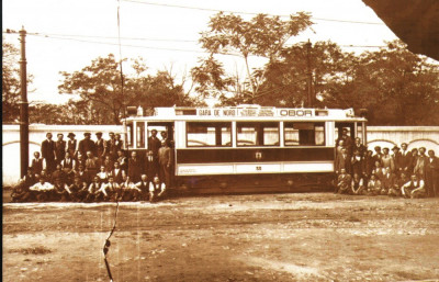 Carte postala ilustrata Muncitori STB alaturi de un vagon motor de tramvai-1925 foto