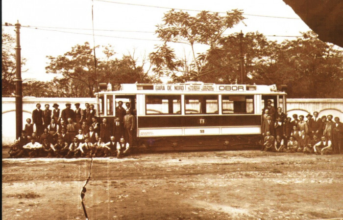 Carte postala ilustrata Muncitori STB alaturi de un vagon motor de tramvai-1925