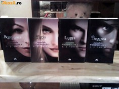 Colectia de carti &amp;quot;Jurnalele Vampirilor/The Vampire Diaries&amp;quot; foto