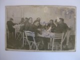 FOTOGRAFIE DIN ANII 20 CU OFITERI ROMANI INTR-UN RESTAURANT