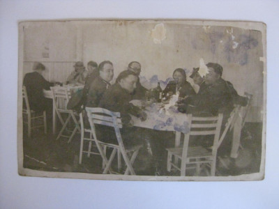 FOTOGRAFIE DIN ANII 20 CU OFITERI ROMANI INTR-UN RESTAURANT foto