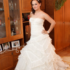 vand rochie de mireasa...pronovias