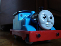 Macheta figurina Thomas the Tank Engine locomotiva plastic misca ochii cand ruleaza foto