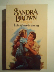 Sandra Brown - Imbratisare in amurg - Editura Miron - 1993 foto