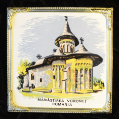 Lot doua placi ceramice decorative reprezentand Manastirea Vorone? si Manastirea Curtea de Arge?. Fabricate la Cluj Napoca in 1974. foto