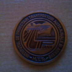Medalie Institutul de proiectari transporturi auto-navale si aeriene M.T.Tc., 63 grame + taxele postale = 70 roni