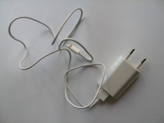 INCARCATOR IPHONE 5 CULOARE ALBA CHARGER Input 100-240v 50-60Hz Output: 5v @ 1000 mA + CABLU INCARCARE / CABLU DATE foto