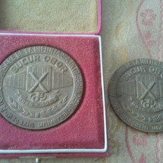 Lot 2 medalii a 10-a aniversare de la infiintarea intreprinderii Bucur Obor, 100 roni, inclusiv cutia de prezentare, taxe postale zero roni