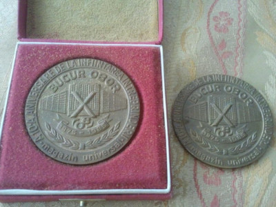 Lot 2 medalii a 10-a aniversare de la infiintarea intreprinderii Bucur Obor, 100 roni, inclusiv cutia de prezentare, taxe postale zero roni foto