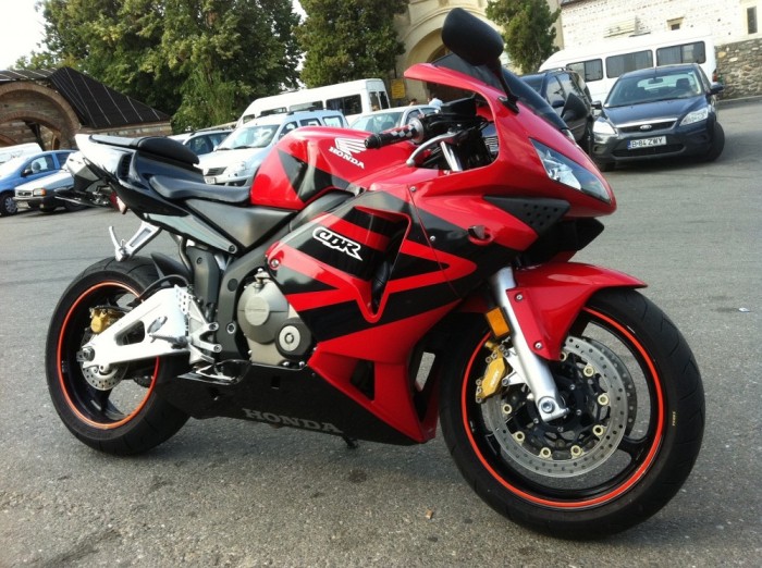 Dezmembrez HONDA CBR 600 RR din 2004