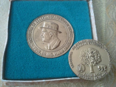 Lot 2 medalii (mare si mica) 50 de ani de cercetare stiintifica forestiera organizata in Romania 1933-1993,105 grame,taxe postale gratis,100roni lotul foto