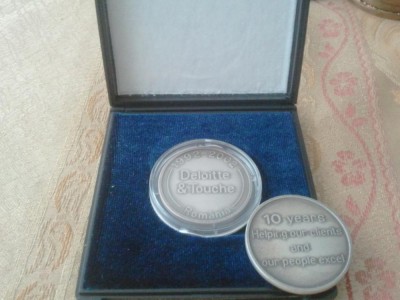 Lot 2 medalii (sigilata+nesigilata) Deloitte&amp;amp;amp;Touche Romania 1992-2002,60 grame,cutia de prezentare 10 roni, taxele postale 10 roni, 100 roni lotul foto