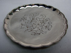 Patru farfurioare argintate gravate cu motive florale foto