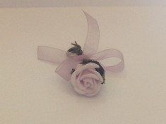 Cocarde nunta - trandafir spuma si funda organza (lila) foto