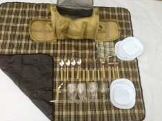 Set Picnic geanta pentru 4 persoane complet echipata special pt iesiri la iarba verde foto