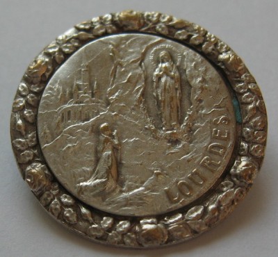 insigna religioasa,catolica,LOURDES,diam.=2,3 cm,metal alb foto