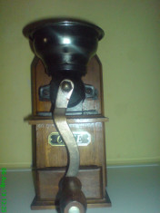 Masina de macinat cafea din lemn foto