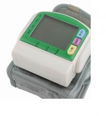 Tensiometru digital incheietura ecran LCD Blood Pressure Monitor CK-103 foto