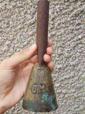 AuX: Deosebit clopot vechi din alama cu maner de fier, marcat cu trei litere! foto