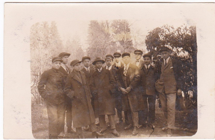 Fotografie tip carte postala,grup mare tineri domni si studenti,moda anilor 1925