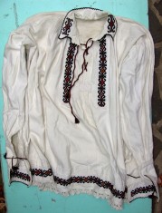 VAND URGENT IE/CAMASA POPULARA BARBATEASCA RARA BRODATA MANUAL CU MOTIVE FLORALE SUPERBE DIN ARDEAL VECHIME PESTE 150 ANi PIESA DIN COLECTIE PRIVAT foto