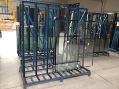 Rastele metalice pentru transport si depozitare de sticle foto