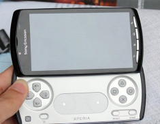 Sony Ericsson XPERIA Play - R800i (Telefon/Consola Gaming) foto
