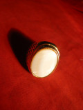 Inel -metal aurit cu sidef , d.interior =1,8 cm