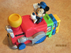 Trenuletul lui Mickey mouse, se deplaseaza ca un acordeon foto