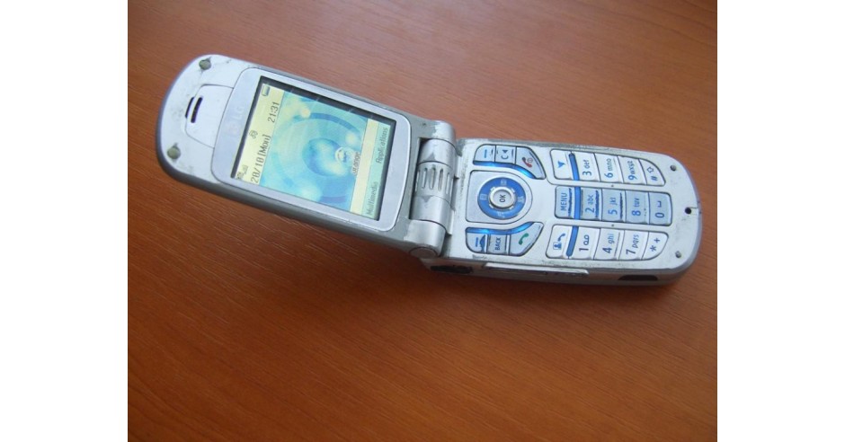 LG 8180 - telefon 3G cu clapita, polifonic si MP3 | arhiva Okazii.ro