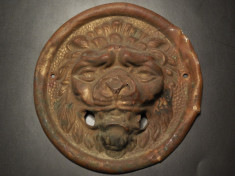 AuX: Frumos ornament vechi de mobilier in forma de cap de leu confectionat din tabla de alama prin presare! foto