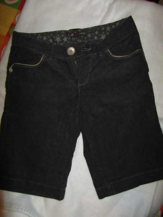 Pantaloni raiat gri scurti