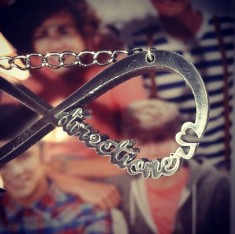 Medalion One Direction, accesorii One Direction, argintiu, directioners foto