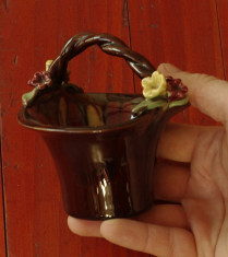 Cos din ceramica cu flori - piesa veche de colectie cu marcaj - Austria !!!! foto