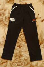 Pantaloni superbi Adidas, cu capse laterale; model si material deosebite; marime XS: 63 - 104 cm talie elastica, 94 cm lungime; impecabili, ca noi foto