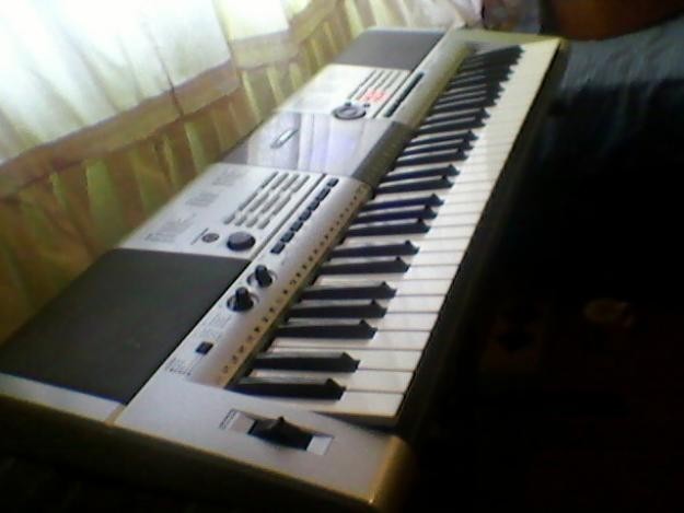 Vand sintetizator semi-profesional Yamaha PSR E403 foto mare Vand sintetizator semi-profesional Yamaha PSR E403 foto mare