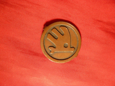 Insigna- insemn- SKODA -interbelica , bronz ,d= 2,6 cm foto