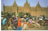 CPI (B3721) MALI, MAREA PIATA DIN DJENNE DIN FATA MOSCHEEI CONSTRUITA IN STIL SAHEL, EDITURA LONELY PLANET PUBLICATIONS, DIM: 17X11 cm