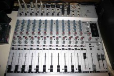Mixer Behringer Eurorack MX2004A ca nou ( cu iesiri de monitoare studio , preamplificatoare , phantom power inserturi etc ) foto