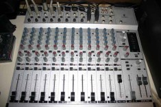 Mixer Behringer Eurorack MX2004A ca nou ( cu iesiri de monitoare studio , preamplificatoare , phantom power inserturi etc ) foto