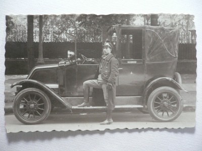1 - AUTOMOBIL DE EPOCA - MODEL INCEPUT DE 1900 - SOFERUL CU ECHIPAMENT DE EPOCA foto