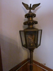 Lampion vechi din alama cu statueta vultur foto