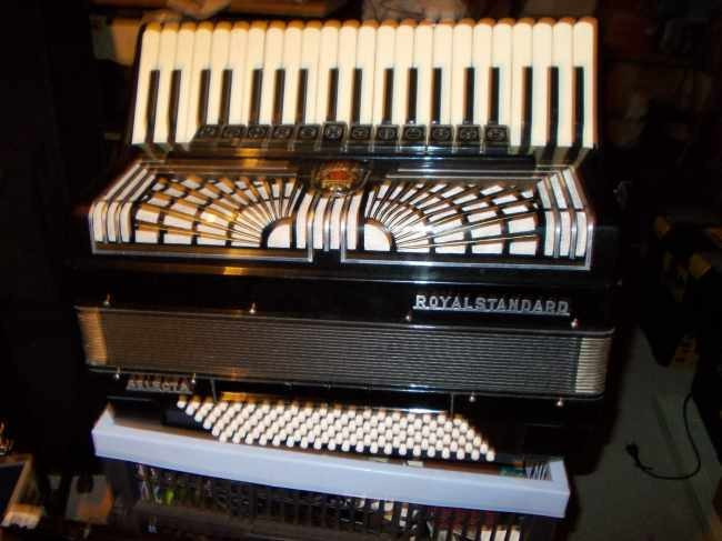 Vand acordeon Royal Standard Selecta - camera de rezonanta | arhiva  Okazii.ro