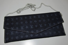 Geanta / plic dama Louis Vuitton, bleumarin, material catifea, replica, bareta lant, aproape nou - MODEL IN TREND!!! foto